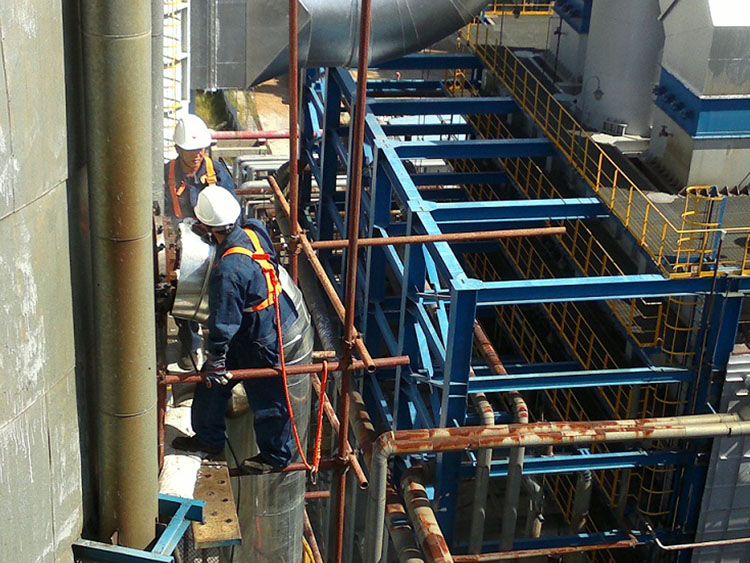 四川炼油厂常减压法兰柴油泄漏，DN500PN3.9MPa，温度420℃，采用特种堵油胶实施堵漏成功。