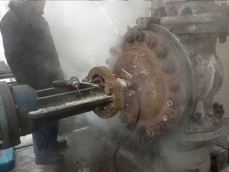 吉林通化电厂阀门阀盖：DN600PN6.4，温度510℃,阀盖法兰及螺栓泄漏，采用夹具+螺孔注入法实施封堵成功。