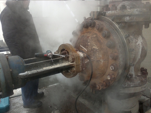 上海通化电厂阀门阀盖：DN600PN6.4，温度510℃,阀盖法兰及螺栓泄漏，采用夹具+螺孔注入法实施封堵成功。